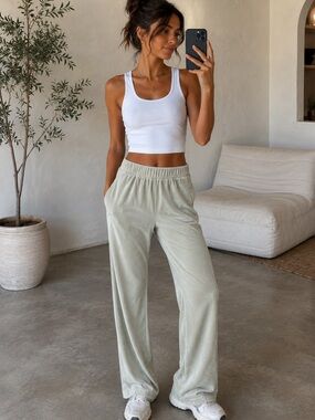 🌻 Brandy Melville Anastasia Velour Wide-Leg Sweatpants 🌻